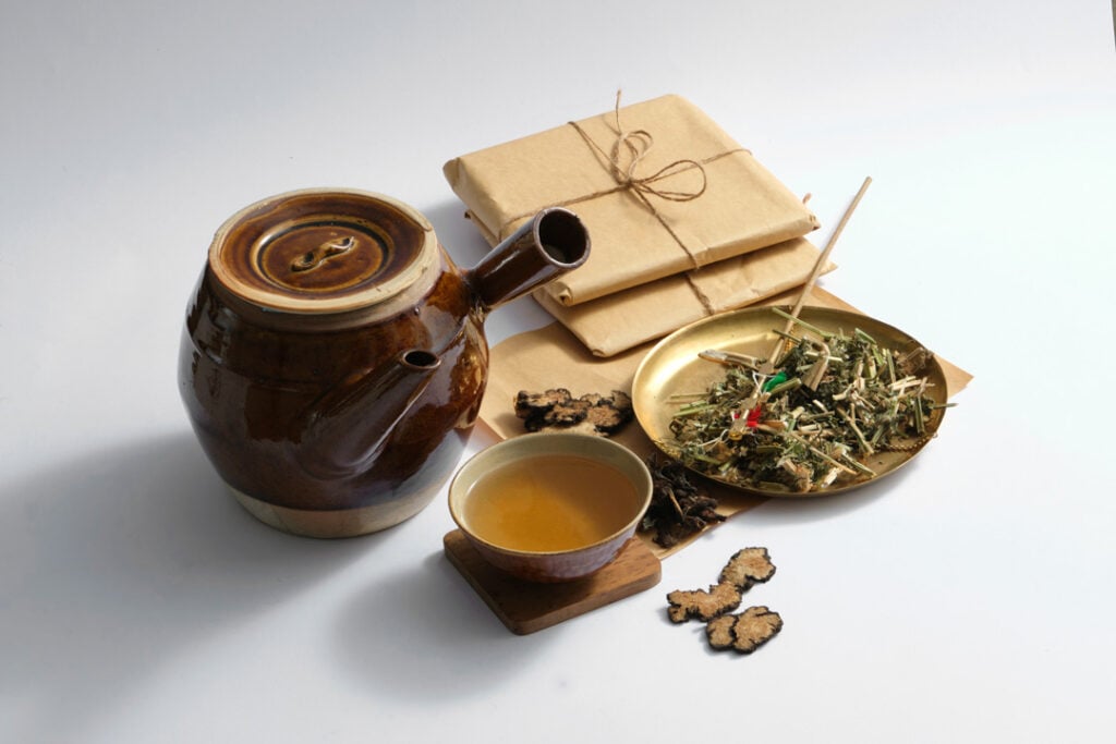 Decoction pot and medicine cup, medicine package and some dried herbs